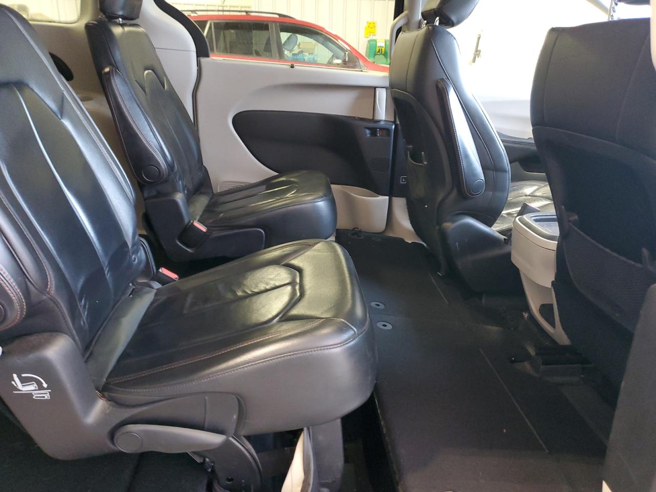 2017 Chrysler Pacifica - Image 11