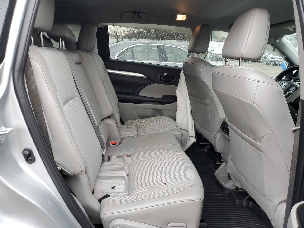 2019 Toyota Highlander - Image 11