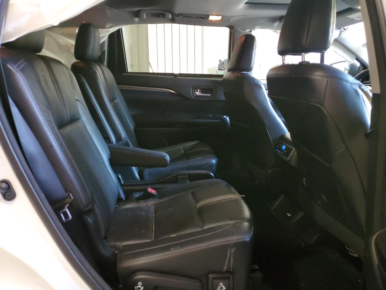 2017 Toyota Highlander - Image 11