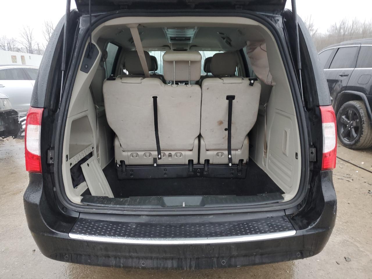 2013 Chrysler Town & Country - Image 6