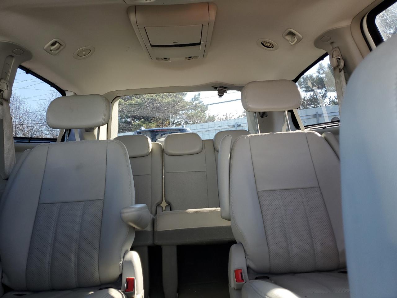 2009 Chrysler Town & Country - Image 10