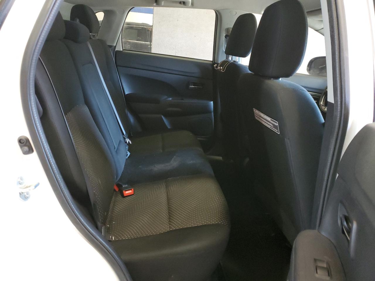2016 Mitsubishi Outlander - Image 11