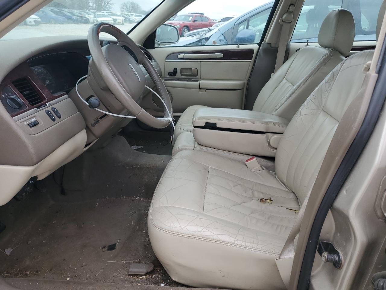 2005 Lincoln Town Car - Image 7