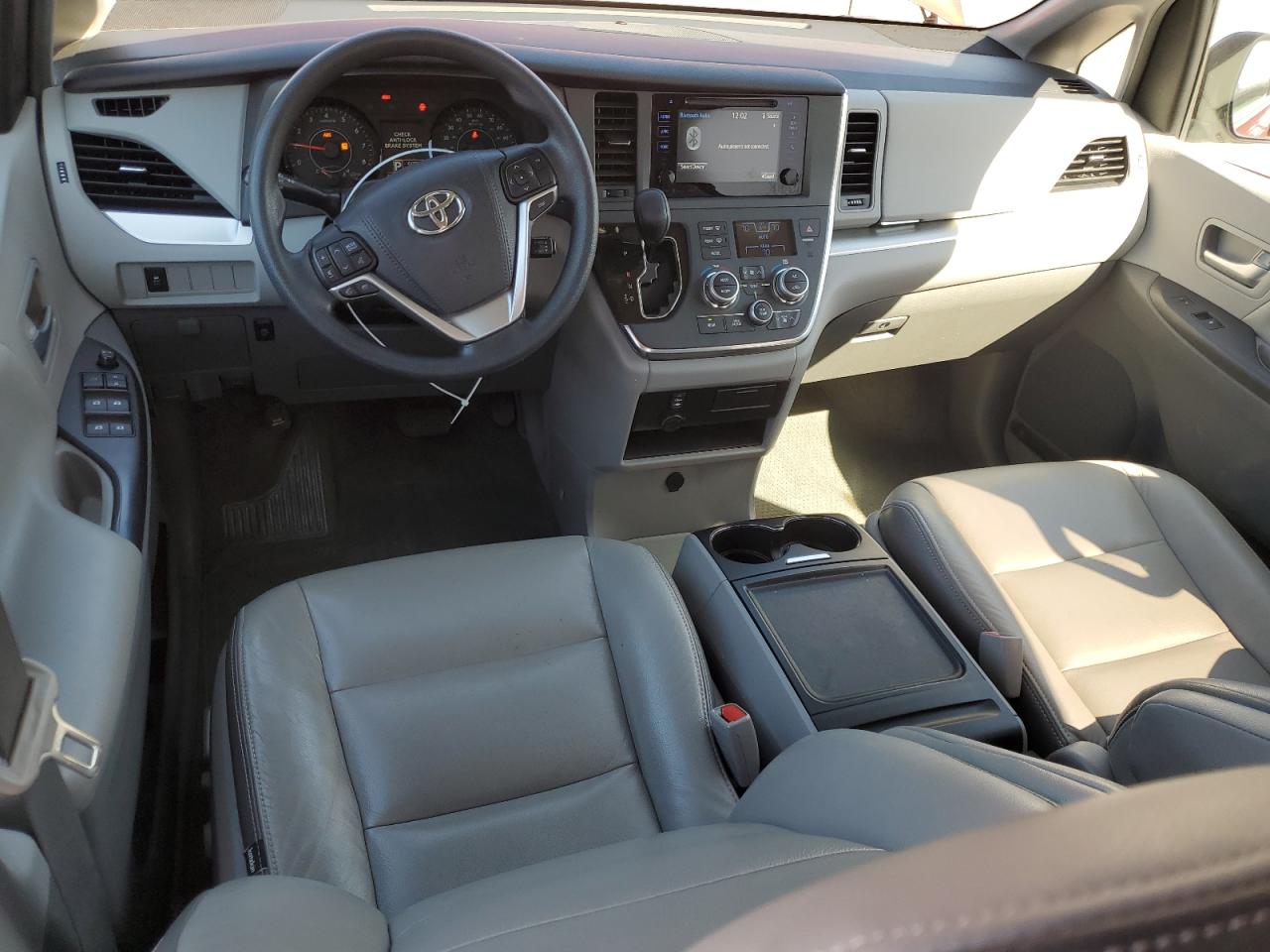 2017 Toyota Sienna - Image 8