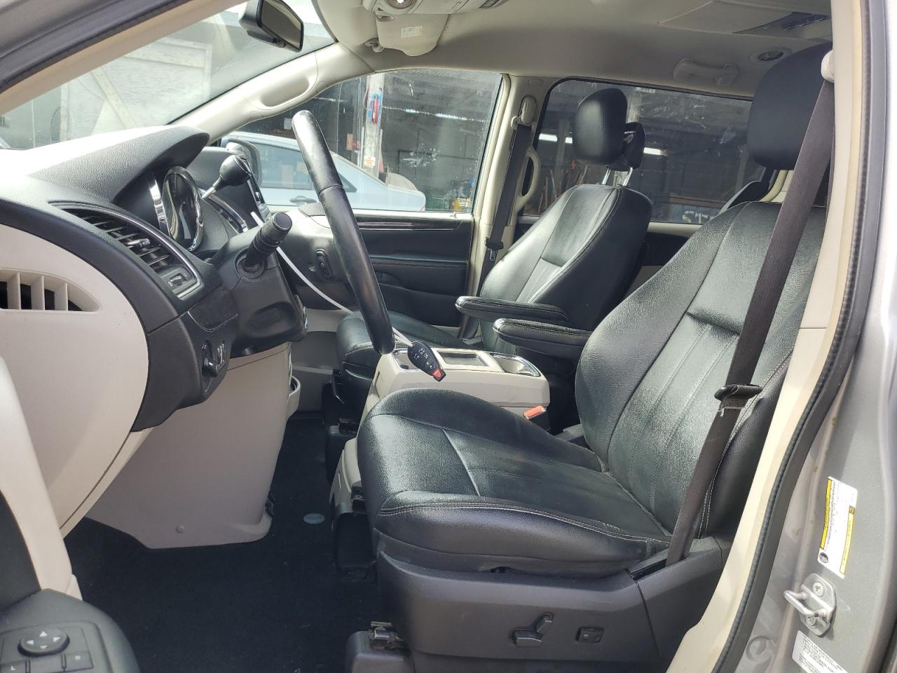 2016 Chrysler Town & Country - Image 7