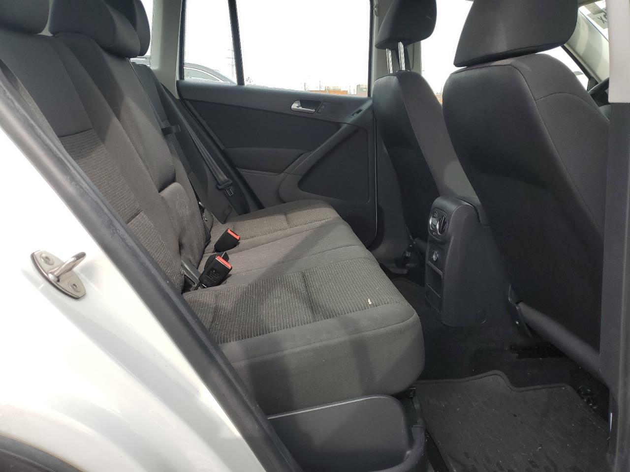 2017 Volkswagen Tiguan - Image 11