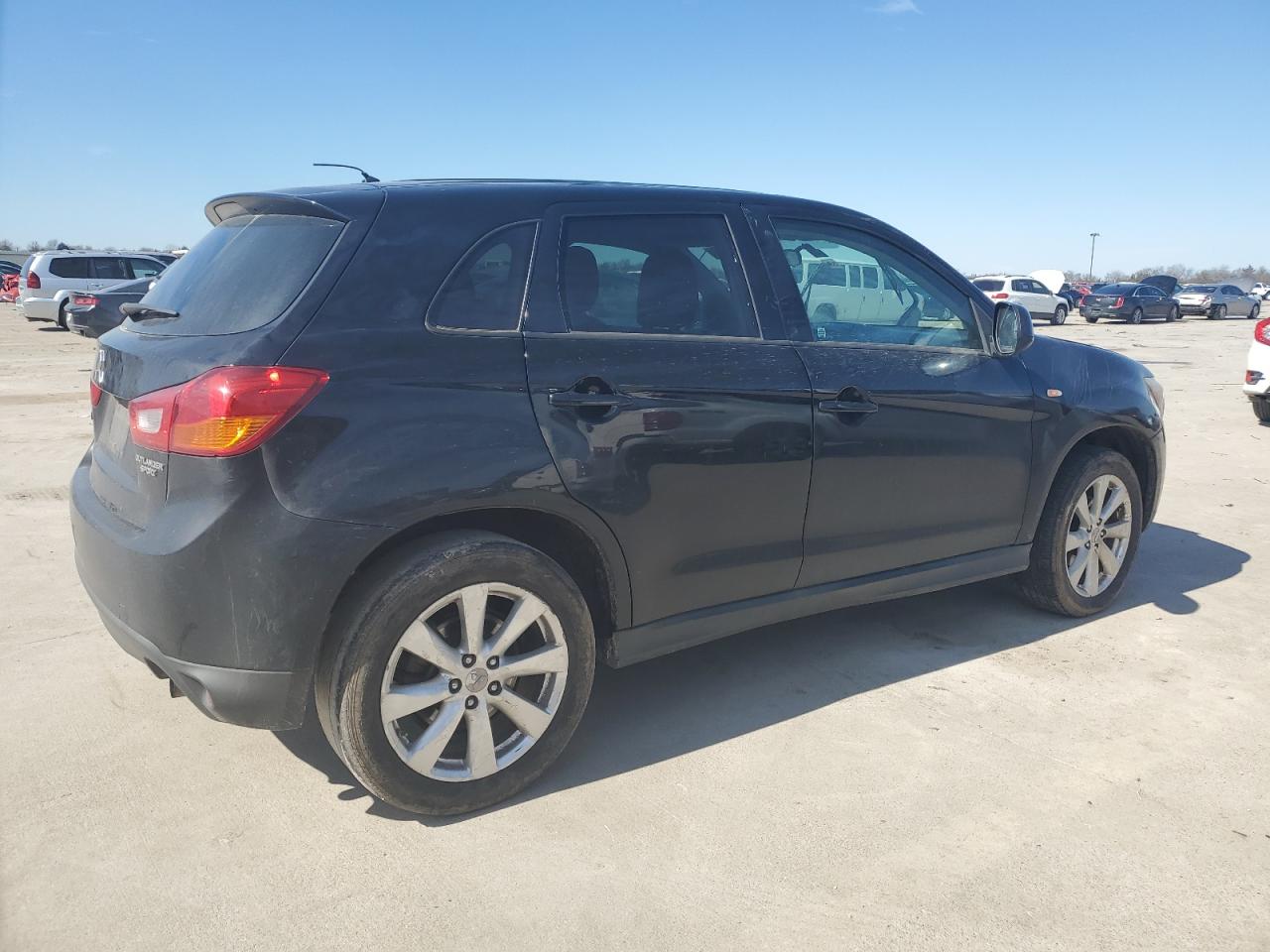 2015 Mitsubishi Outlander - Image 3