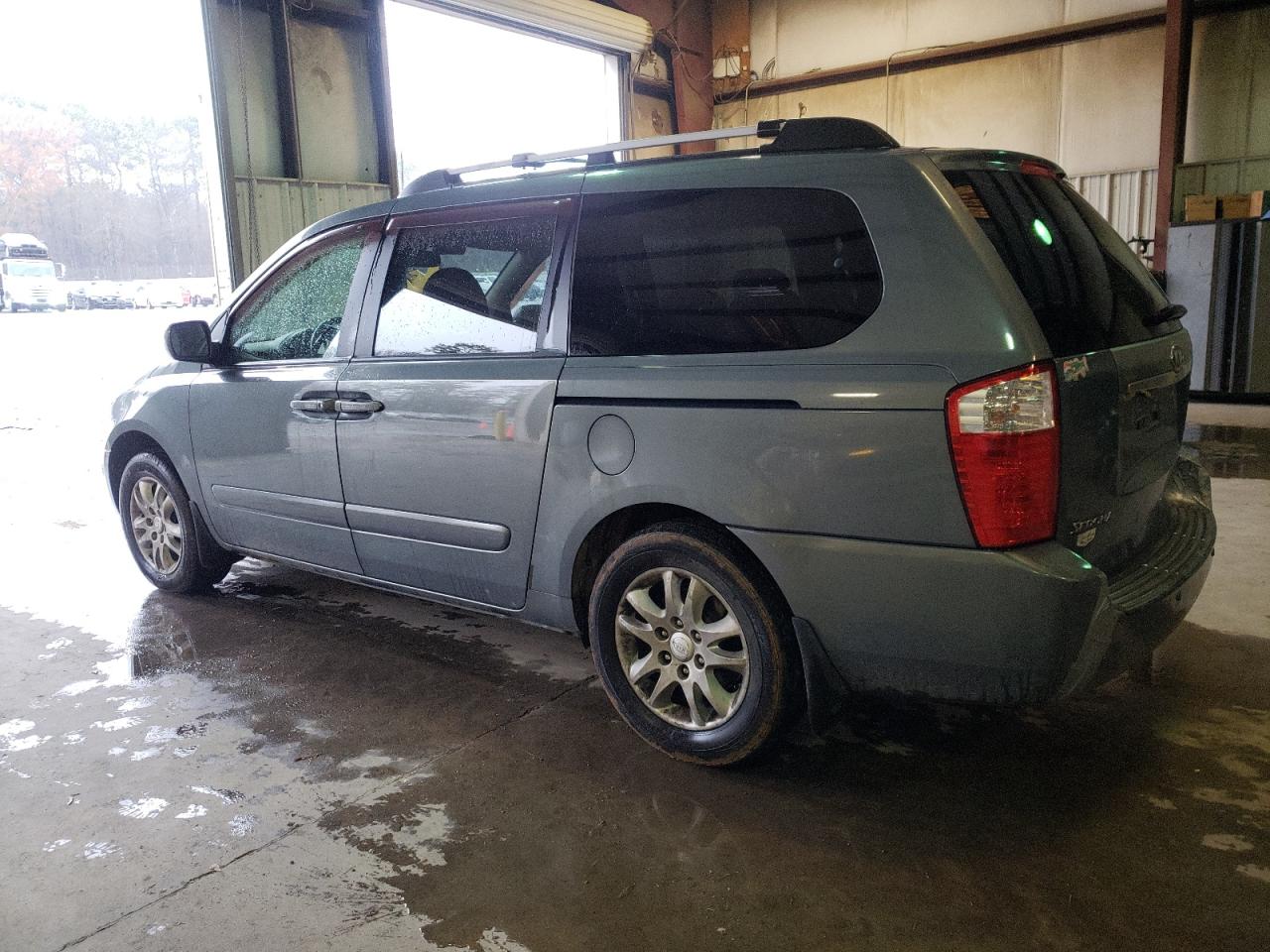 2007 Kia Sedona - Image 2
