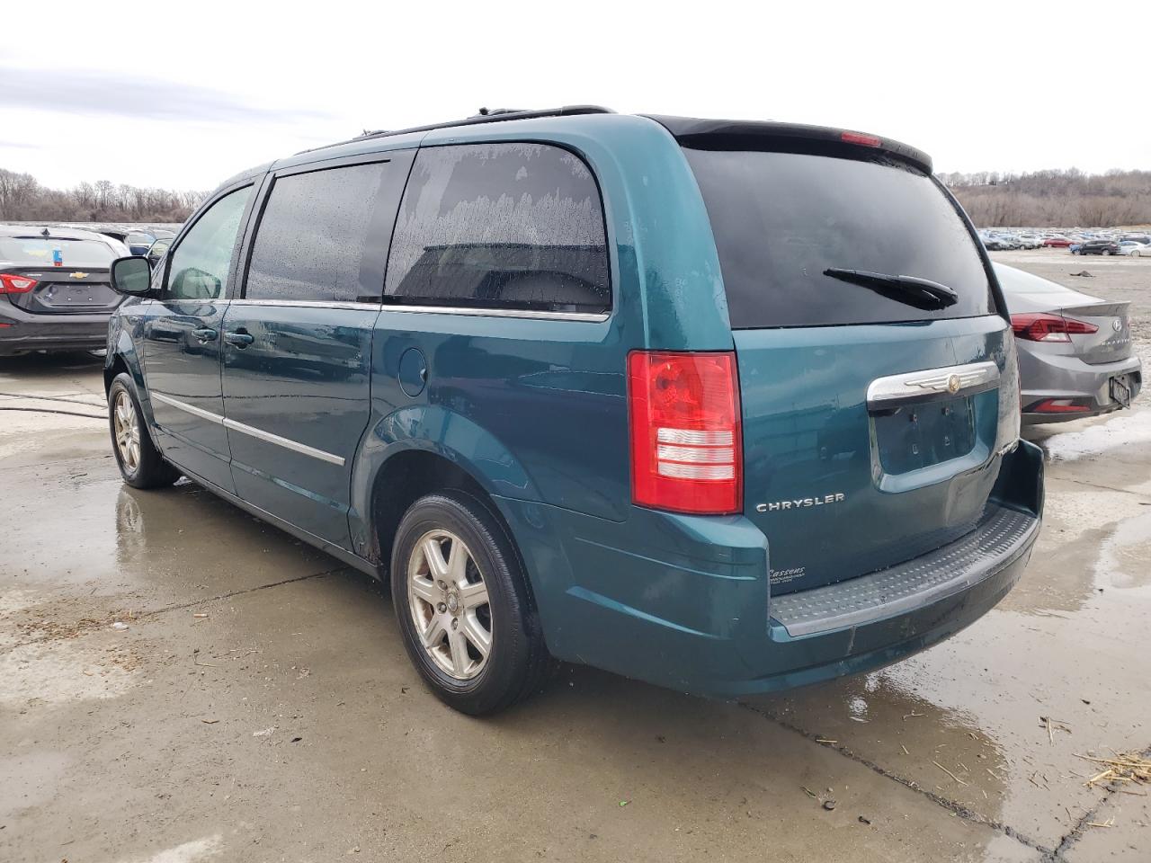 2009 Chrysler Town & Country - Image 2