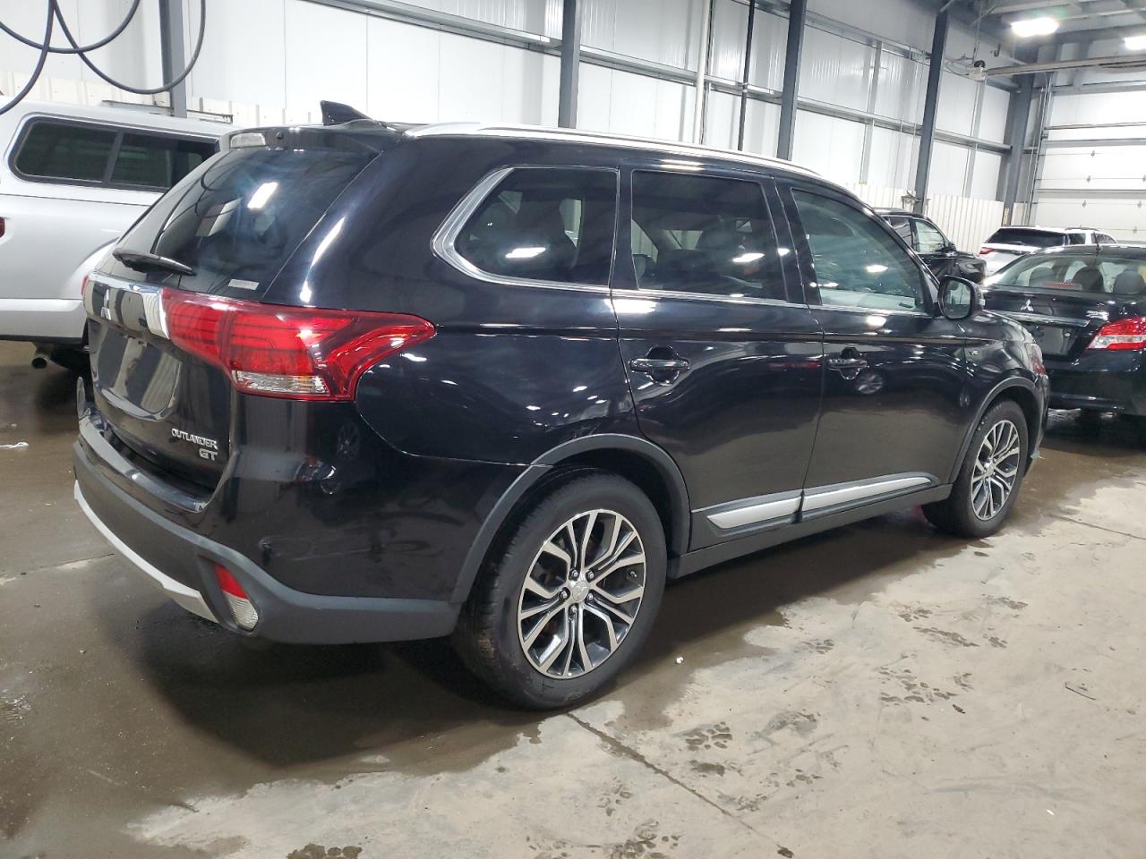2017 Mitsubishi Outlander - Image 3
