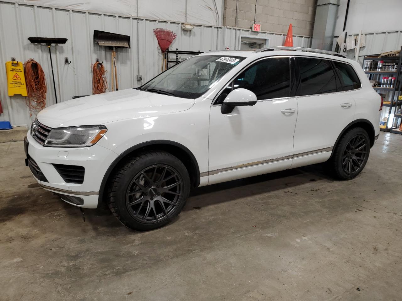 2015 Volkswagen Touareg - Image 1