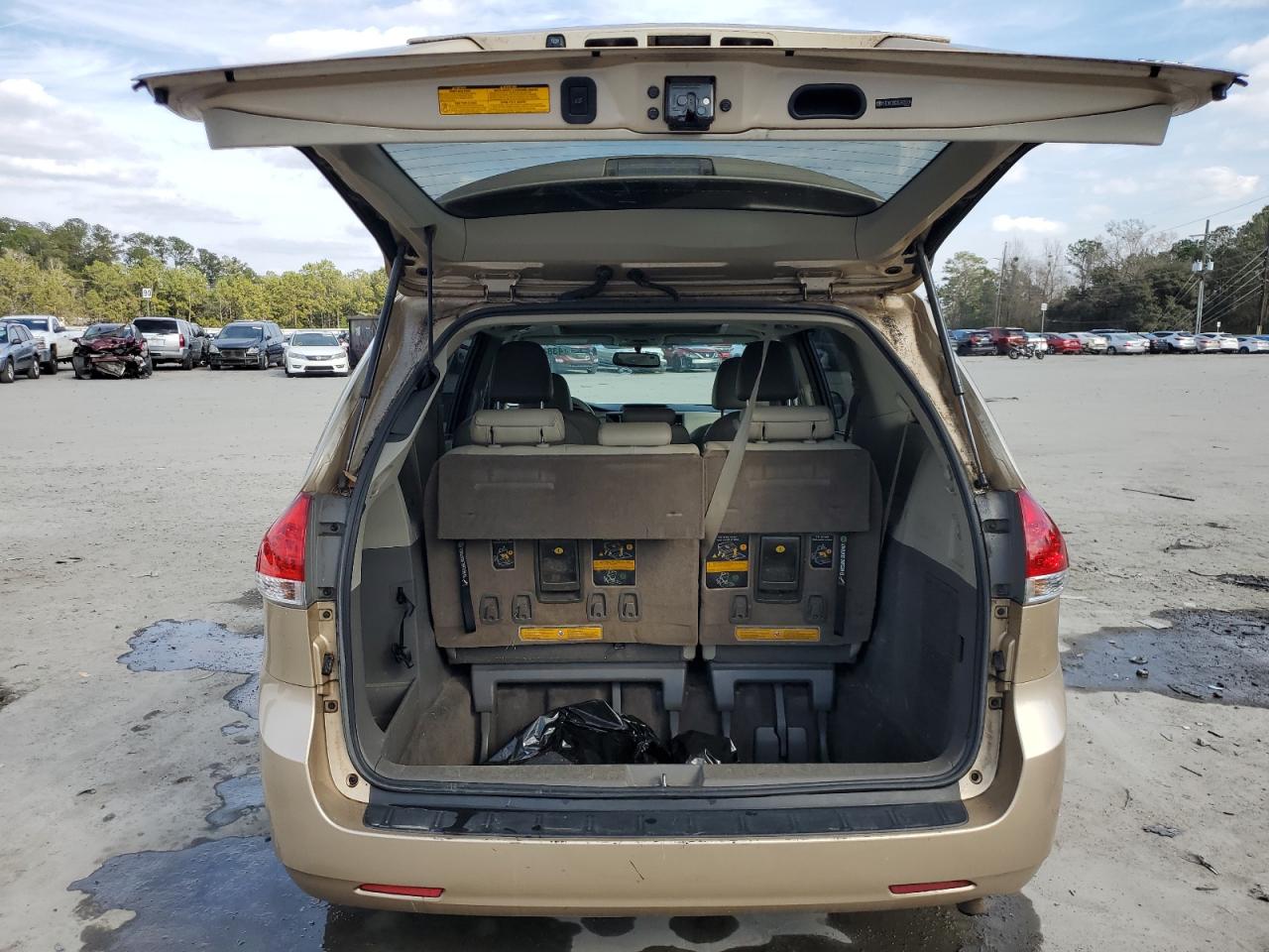 2014 Toyota Sienna - Image 6