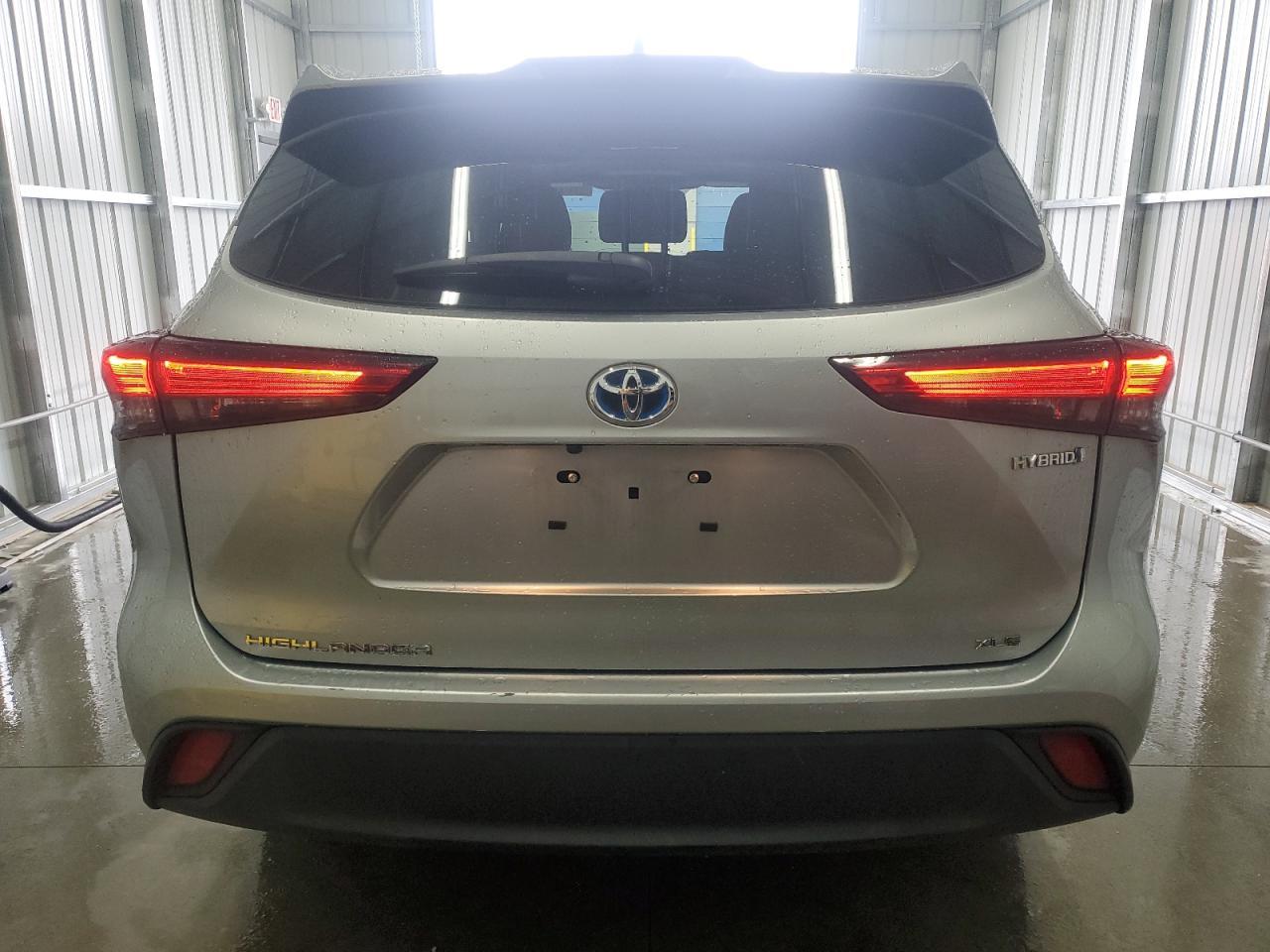2022 Toyota Highlander - Image 6