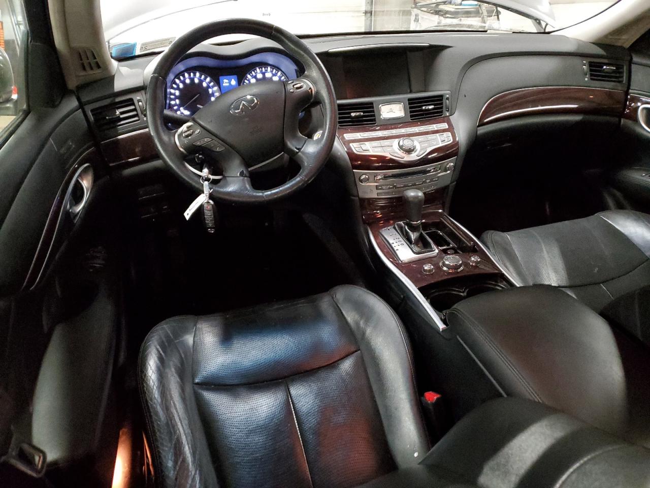 2011 Infiniti M - Image 8