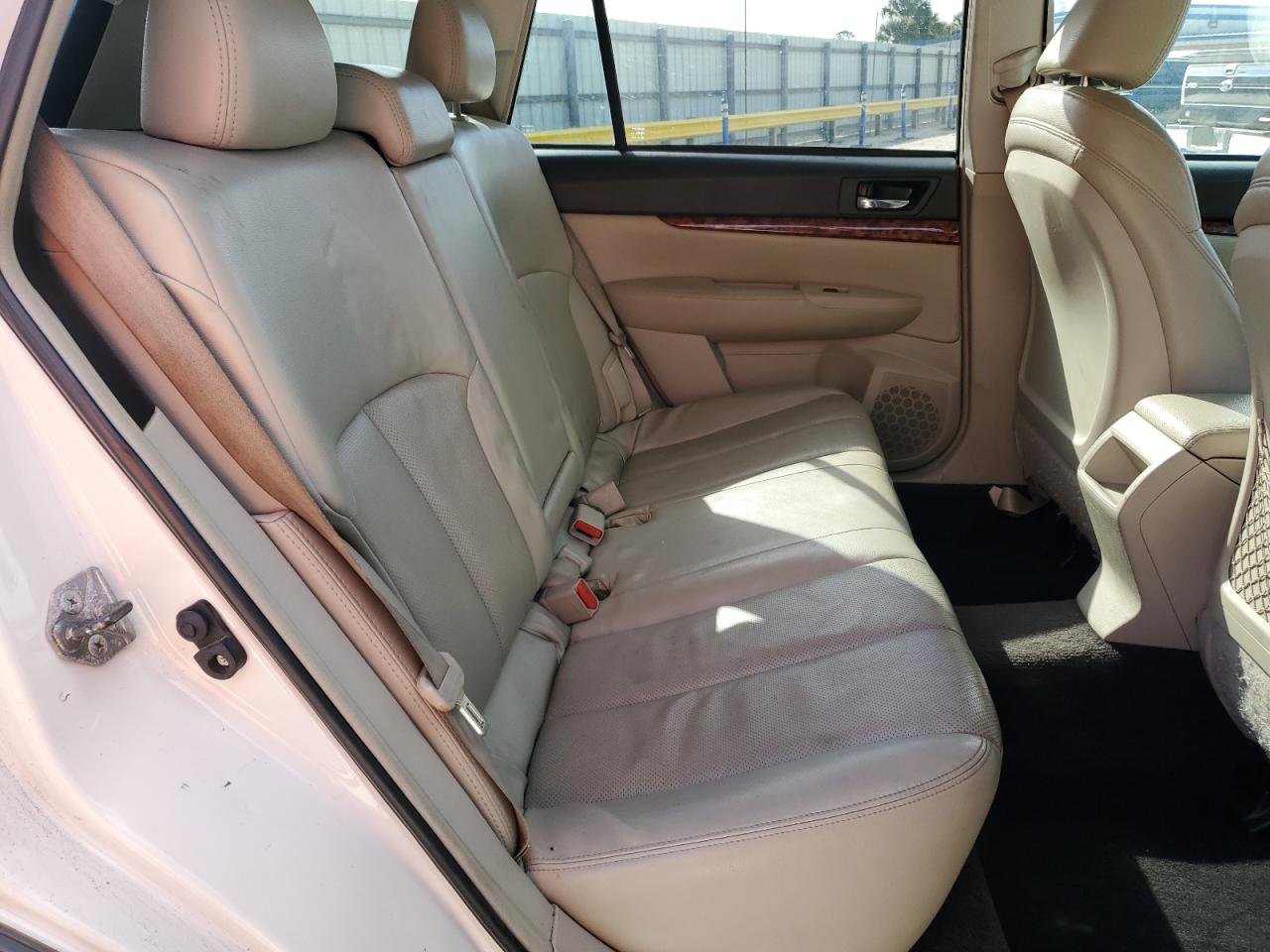 2010 Subaru Outback - Image 11