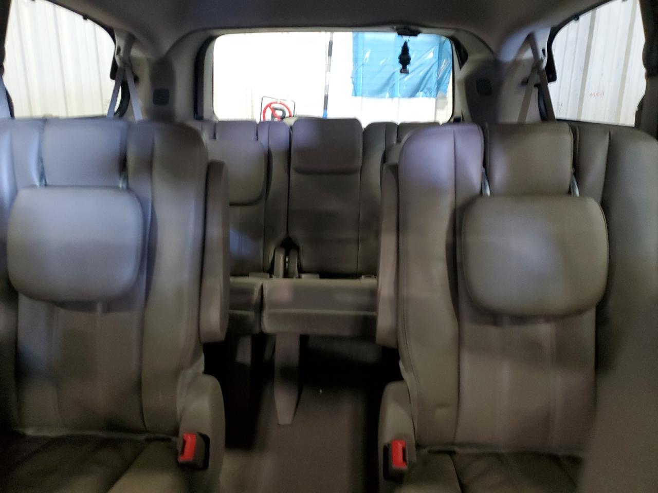 2014 Chrysler Town & Country - Image 10