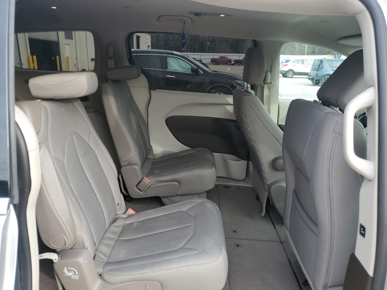 2017 Chrysler Pacifica - Image 12