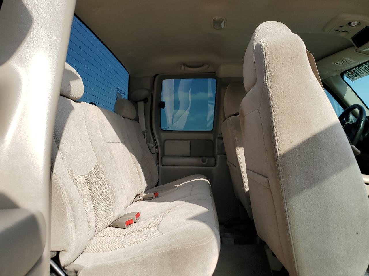 2004 Chevrolet Silverado - Image 10