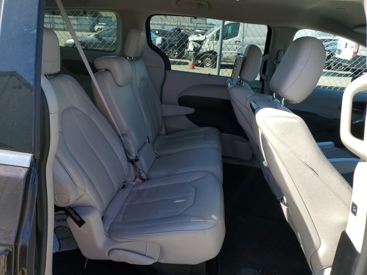 2017 Chrysler Pacifica - Image 11