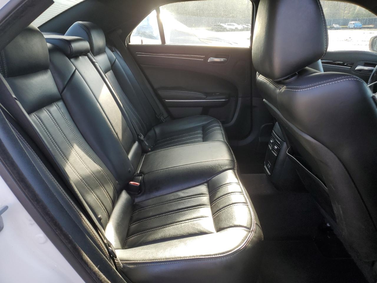 2018 Chrysler 300 - Image 10