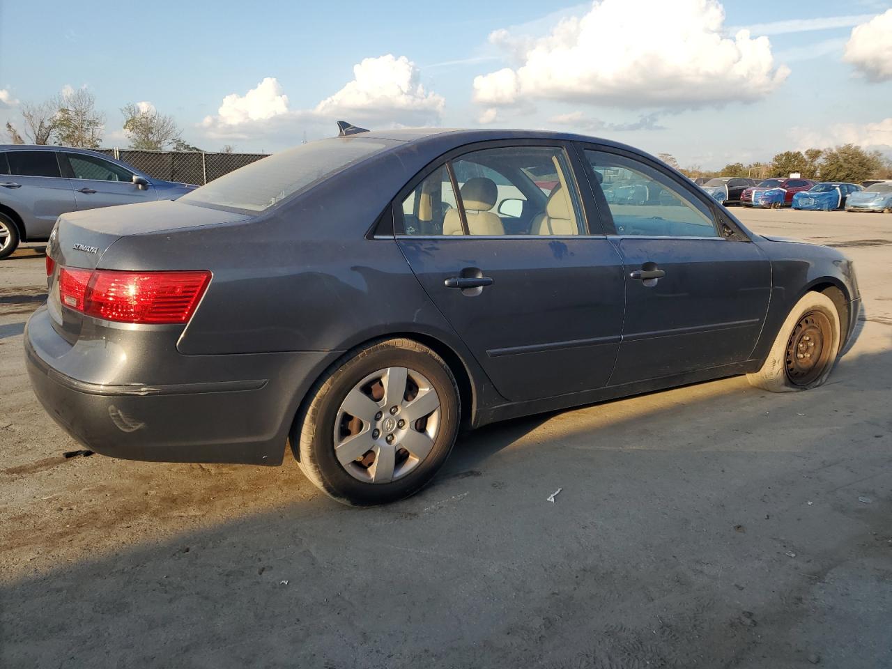 2010 Hyundai Sonata - Image 3