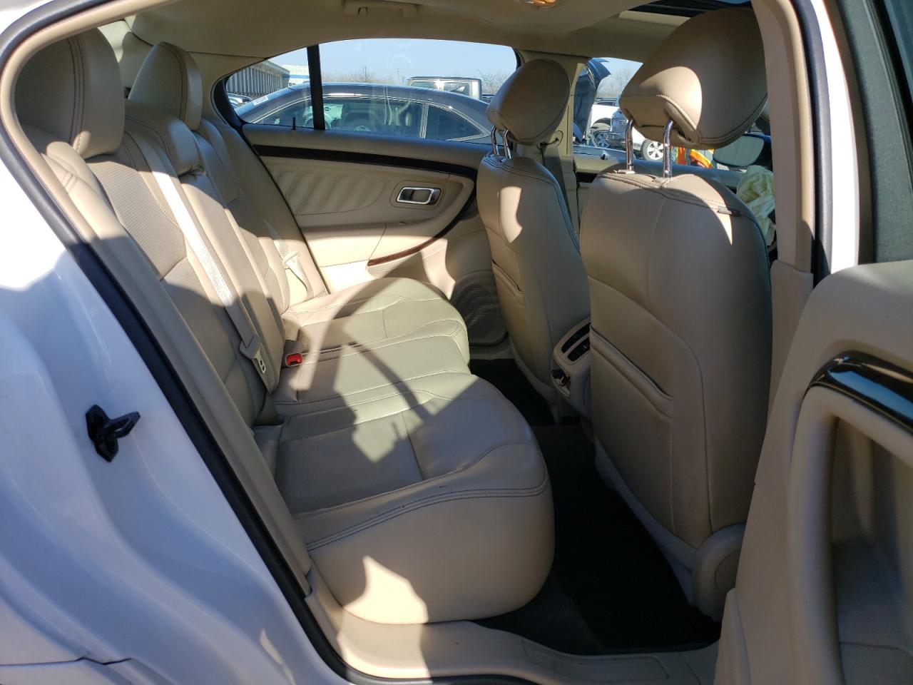 2014 Ford Taurus - Image 10