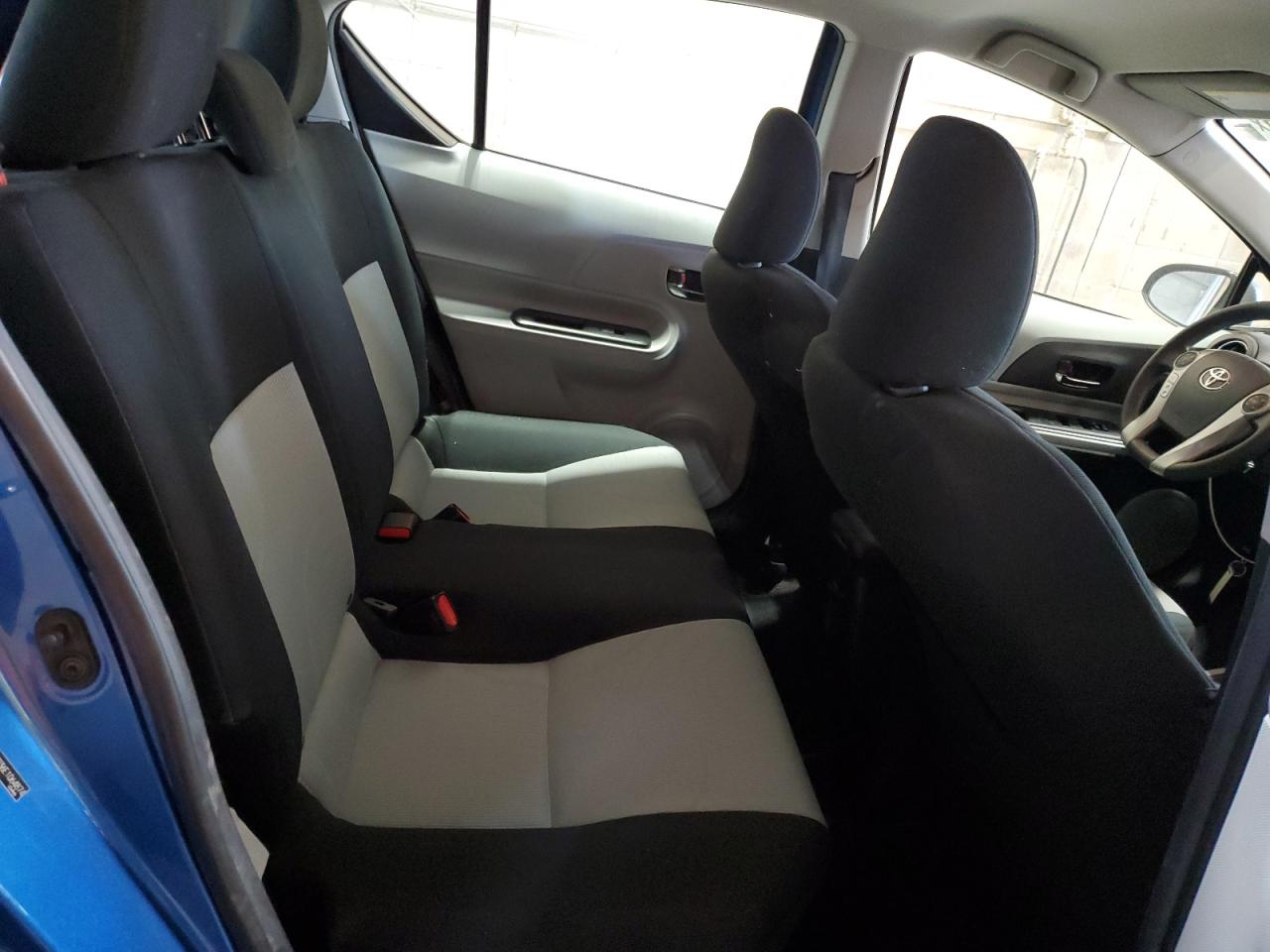 2014 Toyota Prius - Image 11