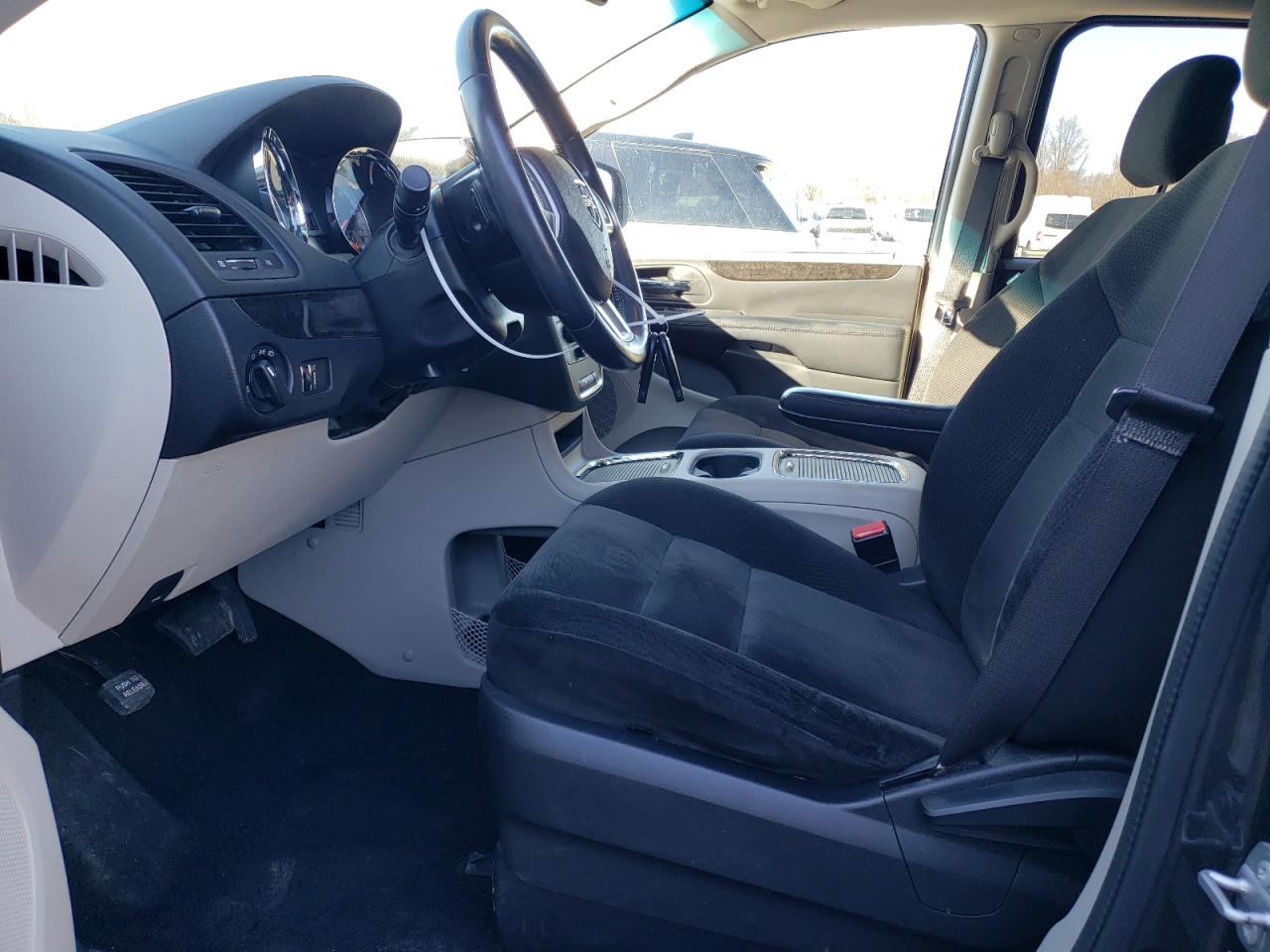 2016 Dodge Caravan - Image 7