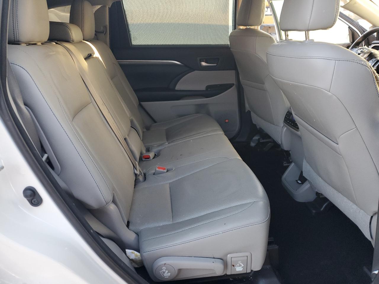 2017 Toyota Highlander - Image 11