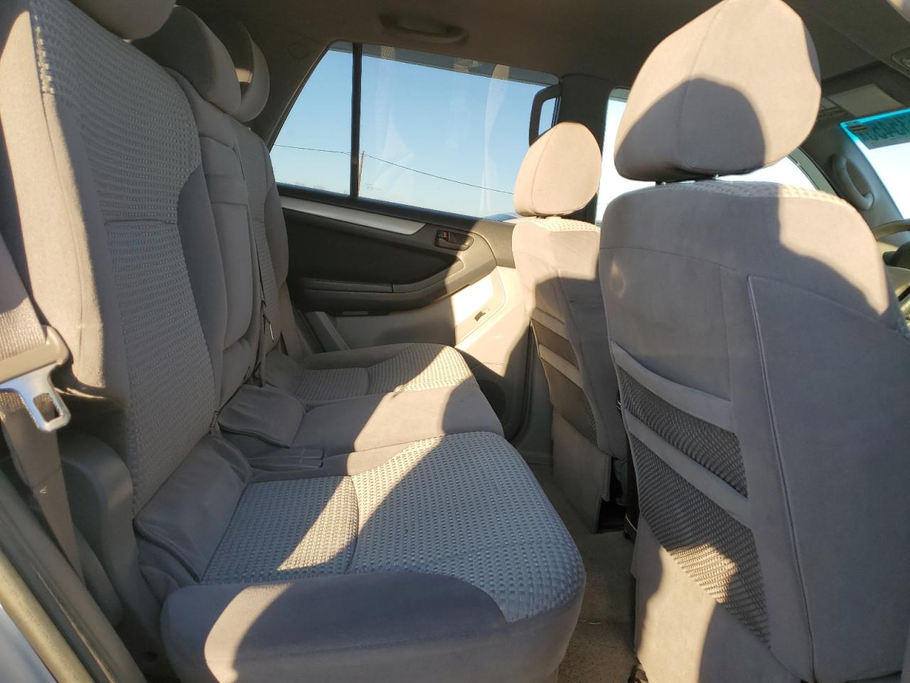 2004 Toyota 4Runner - Image 10
