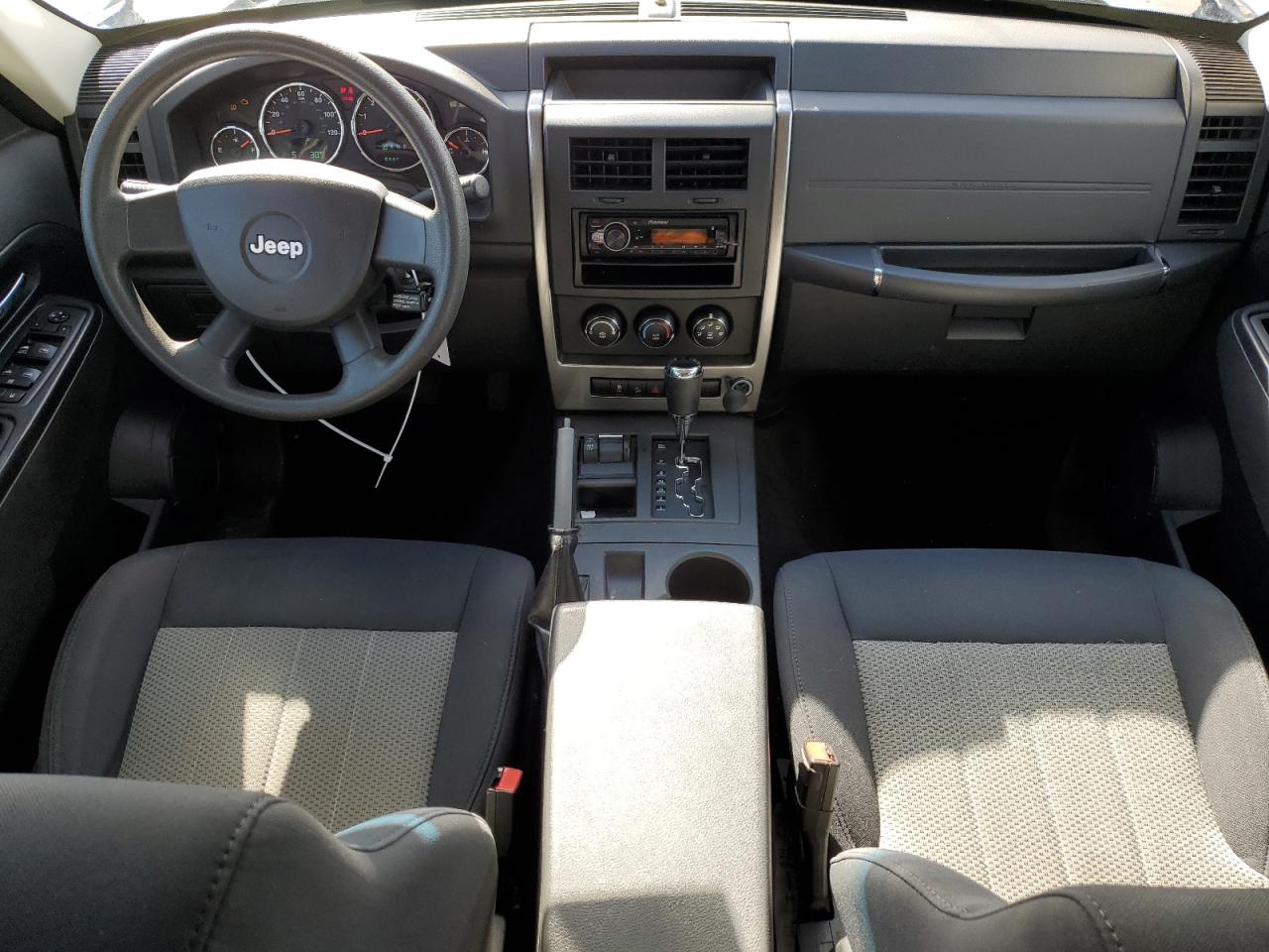 2010 Jeep Liberty (North America) - Image 8