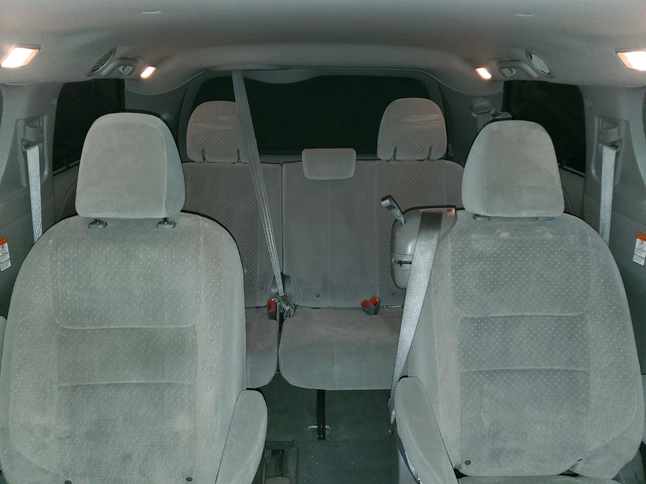 2015 Toyota Sienna - Image 10