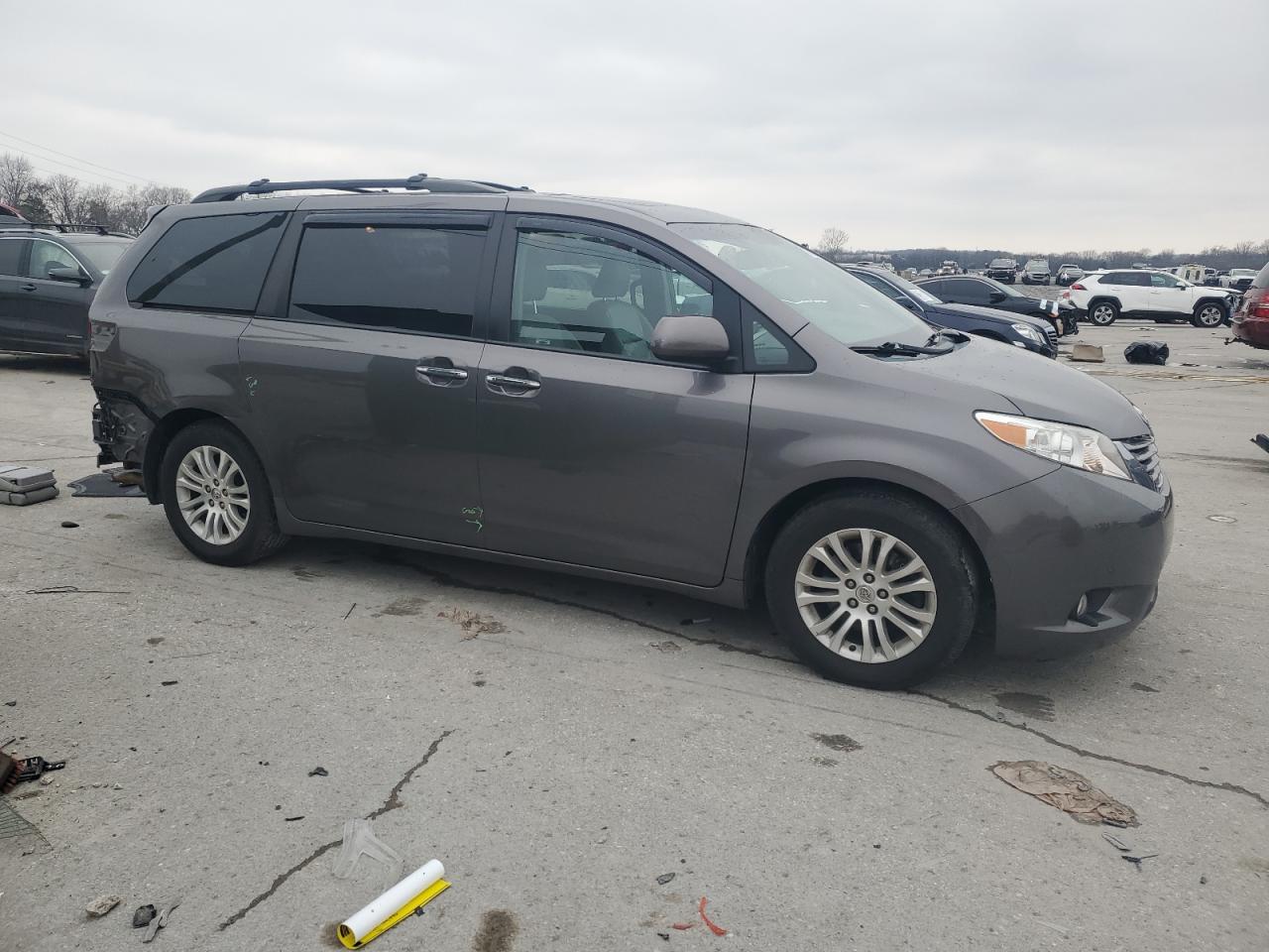 2015 Toyota Sienna - Image 4