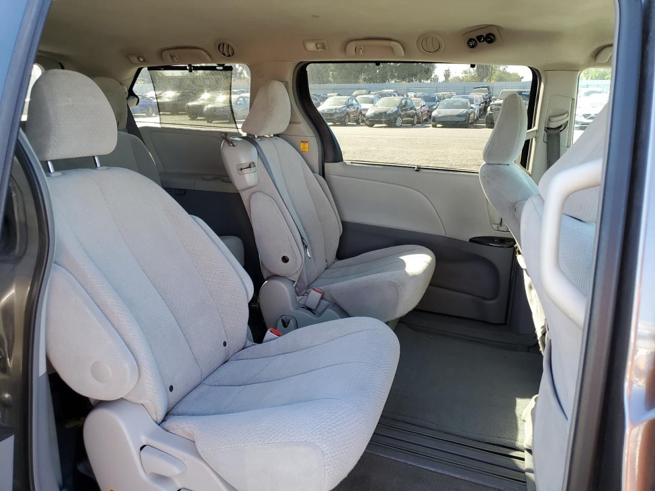 2011 Toyota Sienna - Image 11