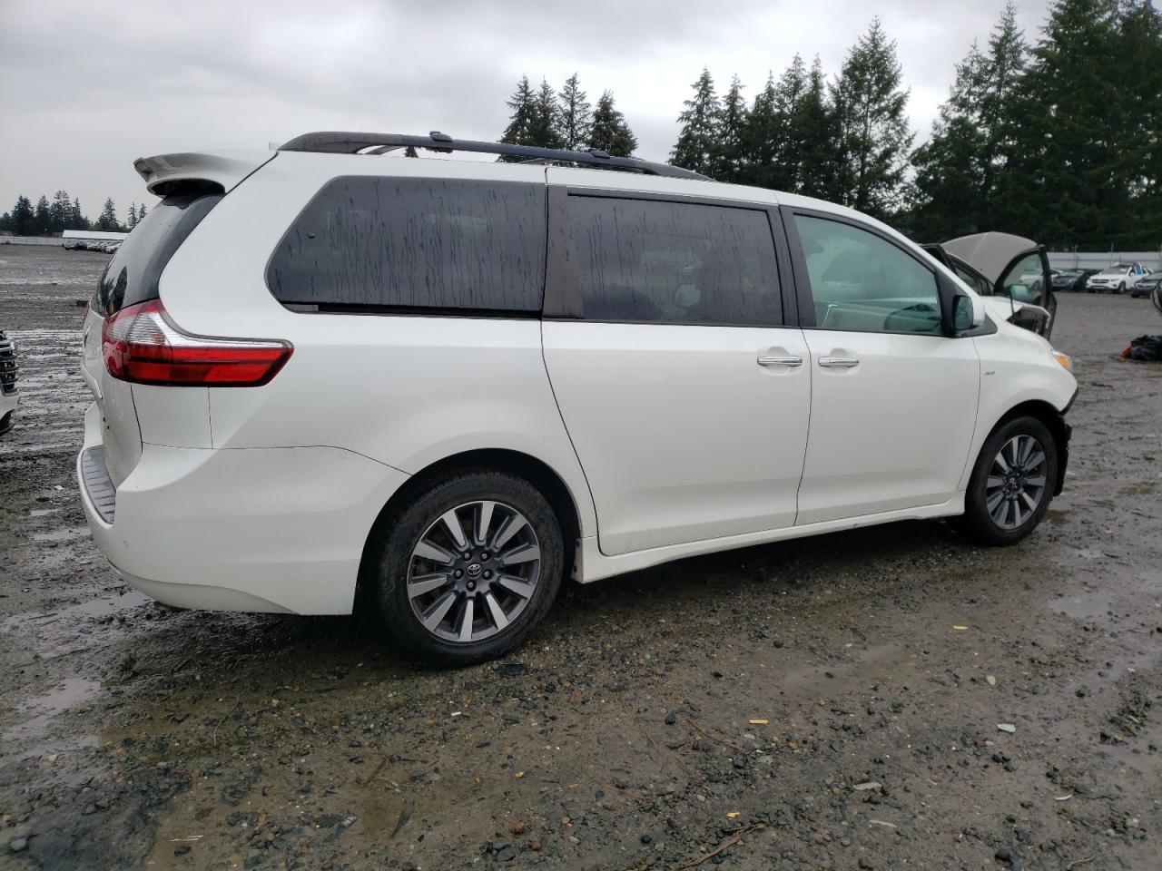 2018 Toyota Sienna - Image 3