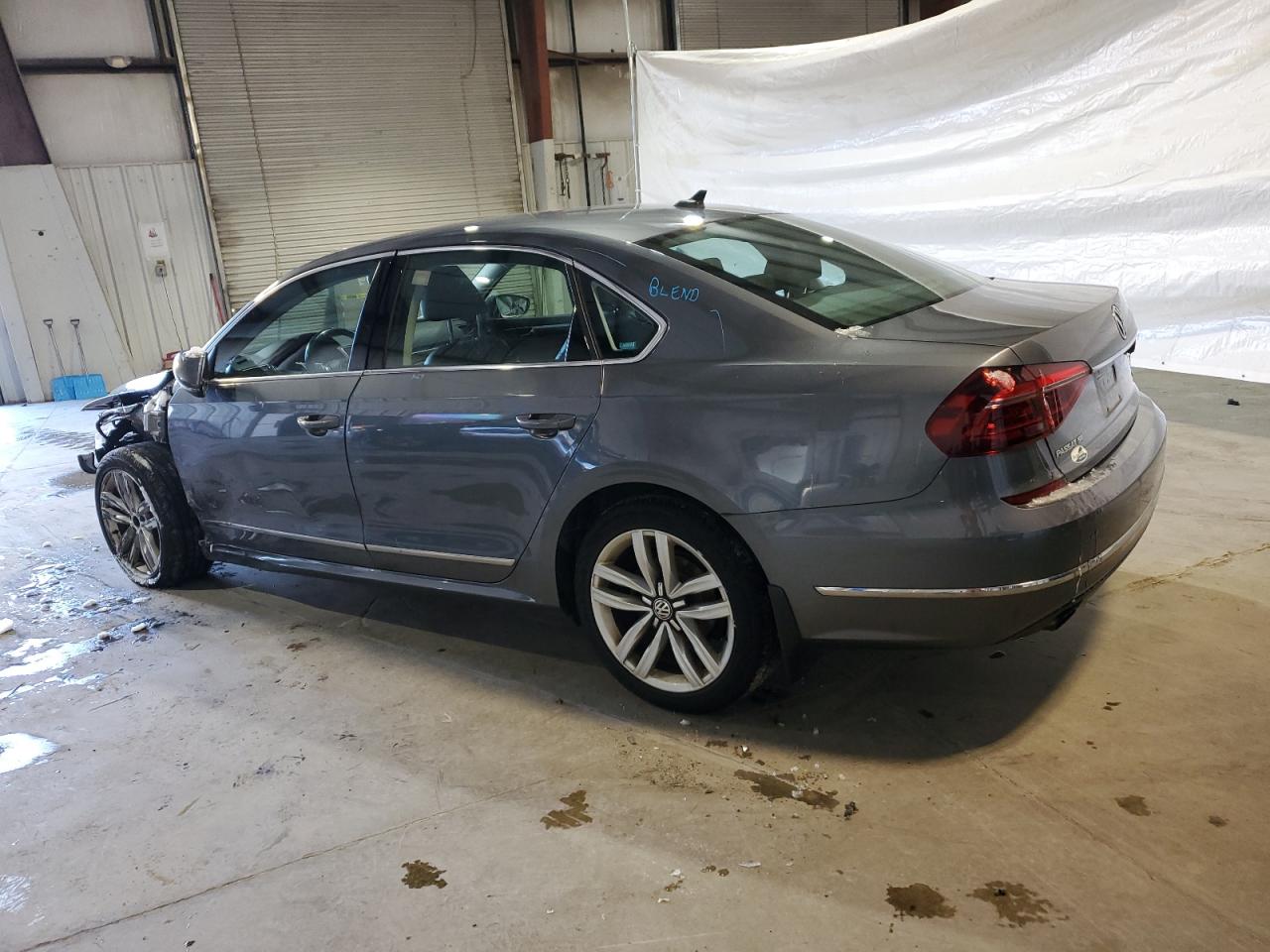 2017 Volkswagen Passat - Image 2
