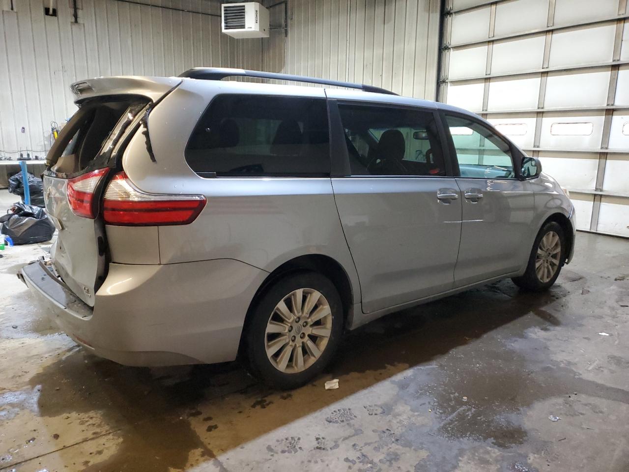 2015 Toyota Sienna - Image 3