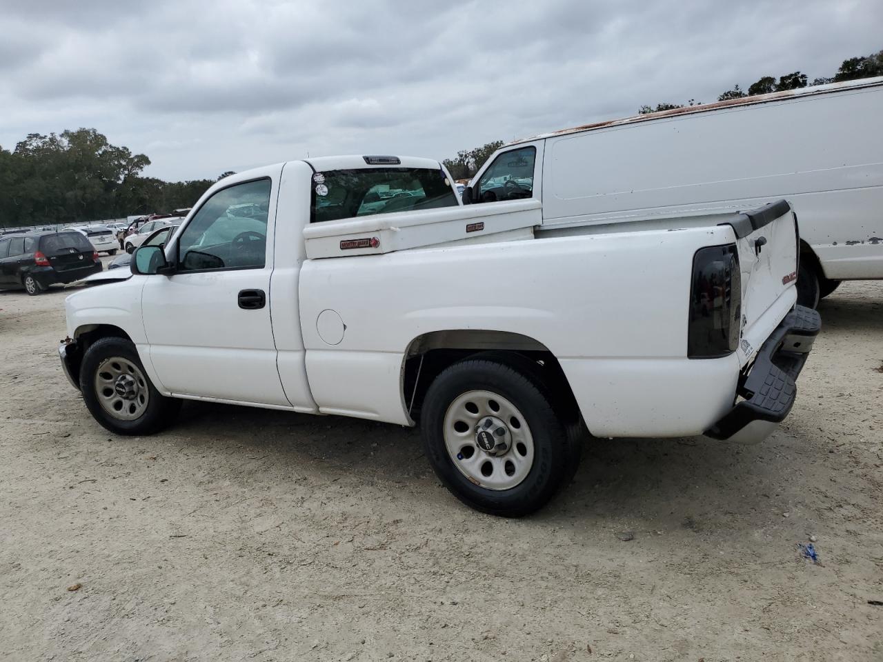 2006 GMC Sierra - Image 2