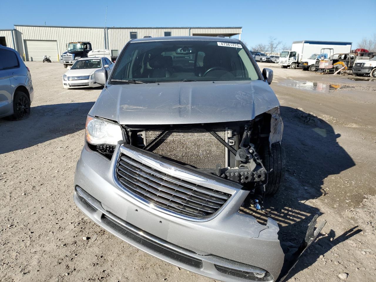 2015 Chrysler Town & Country - Image 5