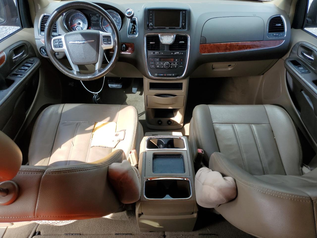 2015 Chrysler Town & Country - Image 8