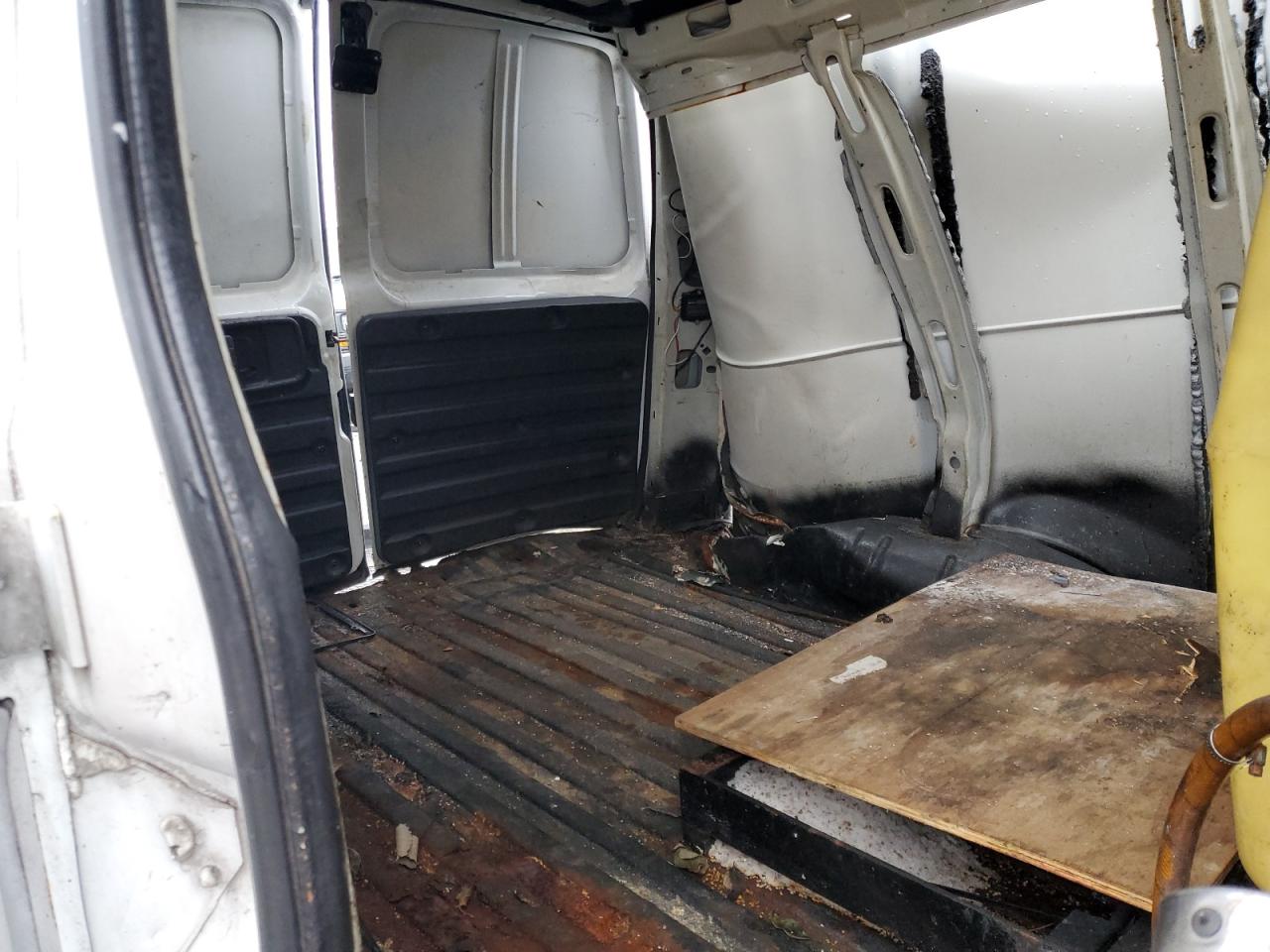 2008 Chevrolet Express - Image 10
