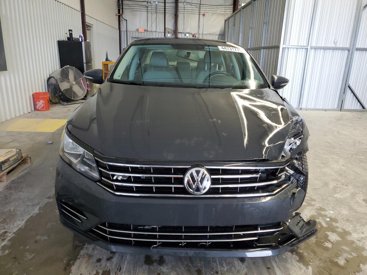 2017 Volkswagen Passat - Image 5