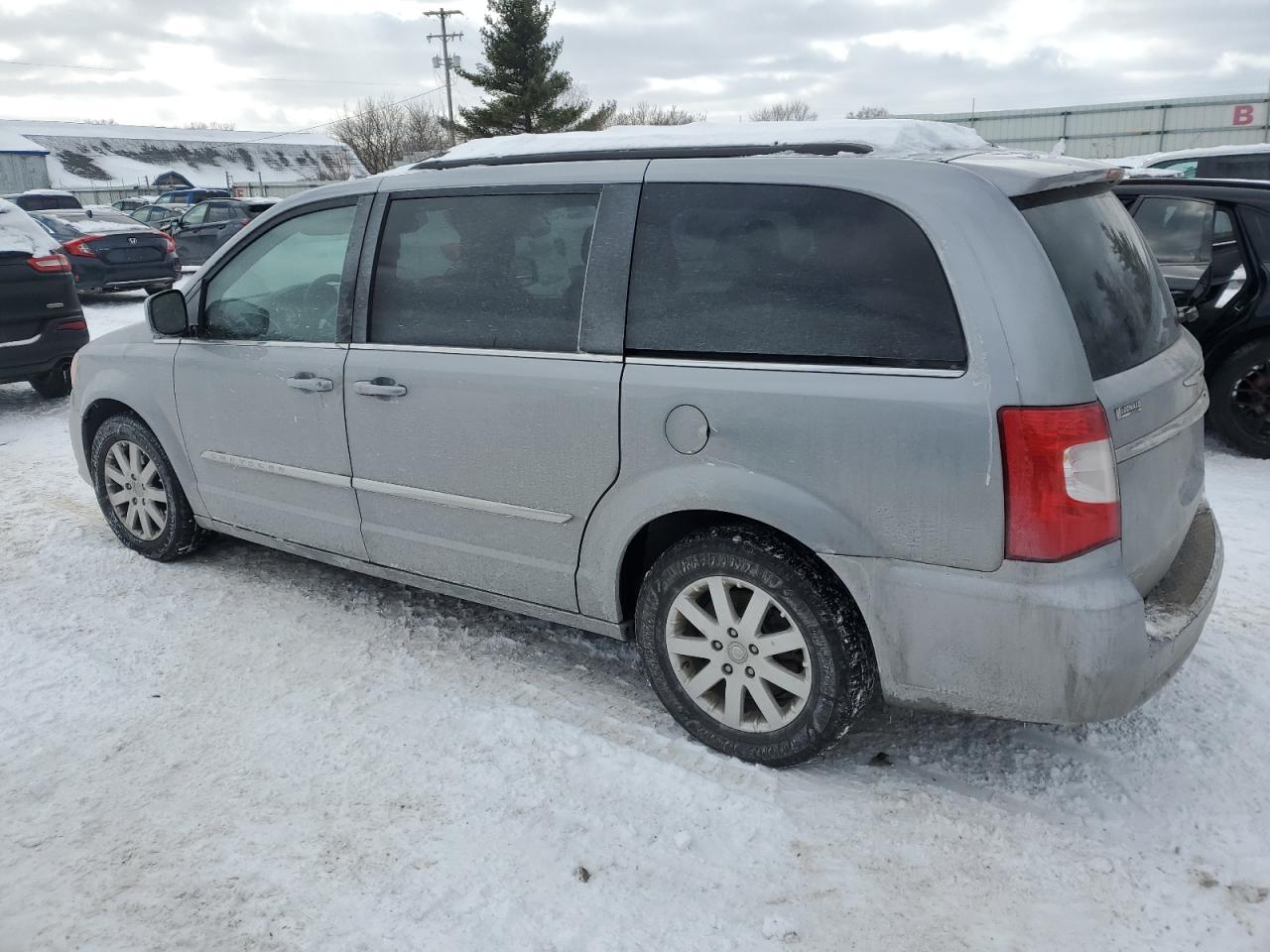 2015 Chrysler Town & Country - Image 2