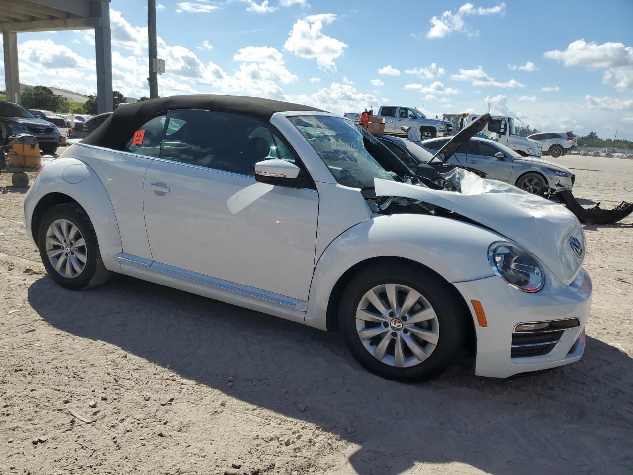2019 Volkswagen Beetle - Image 4