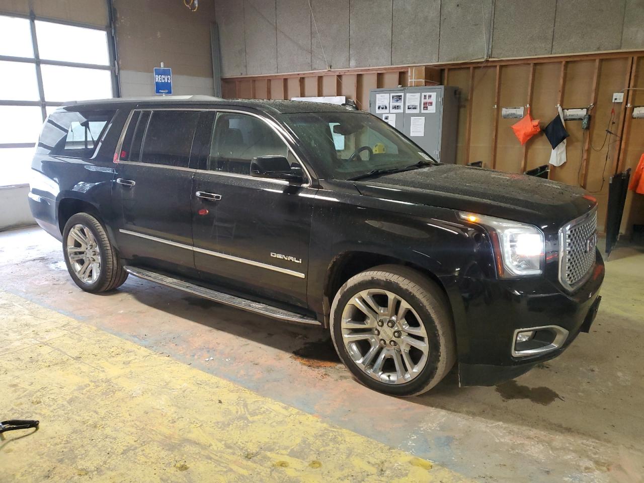 2017 GMC Yukon - Image 4