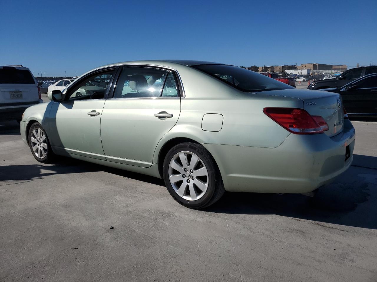2005 Toyota Avalon - Image 2