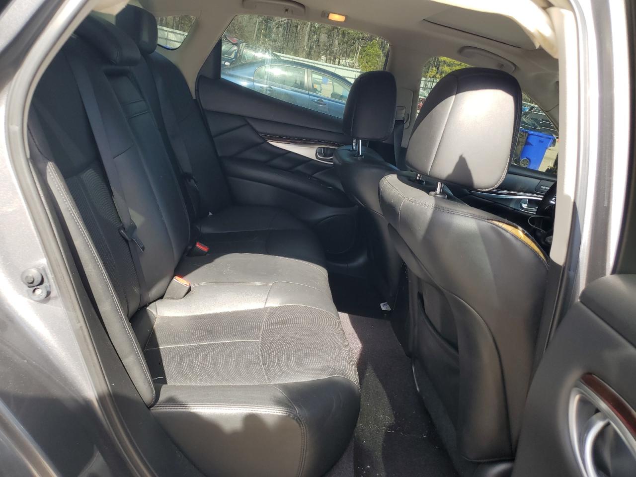 2019 Infiniti Q70 - Image 10