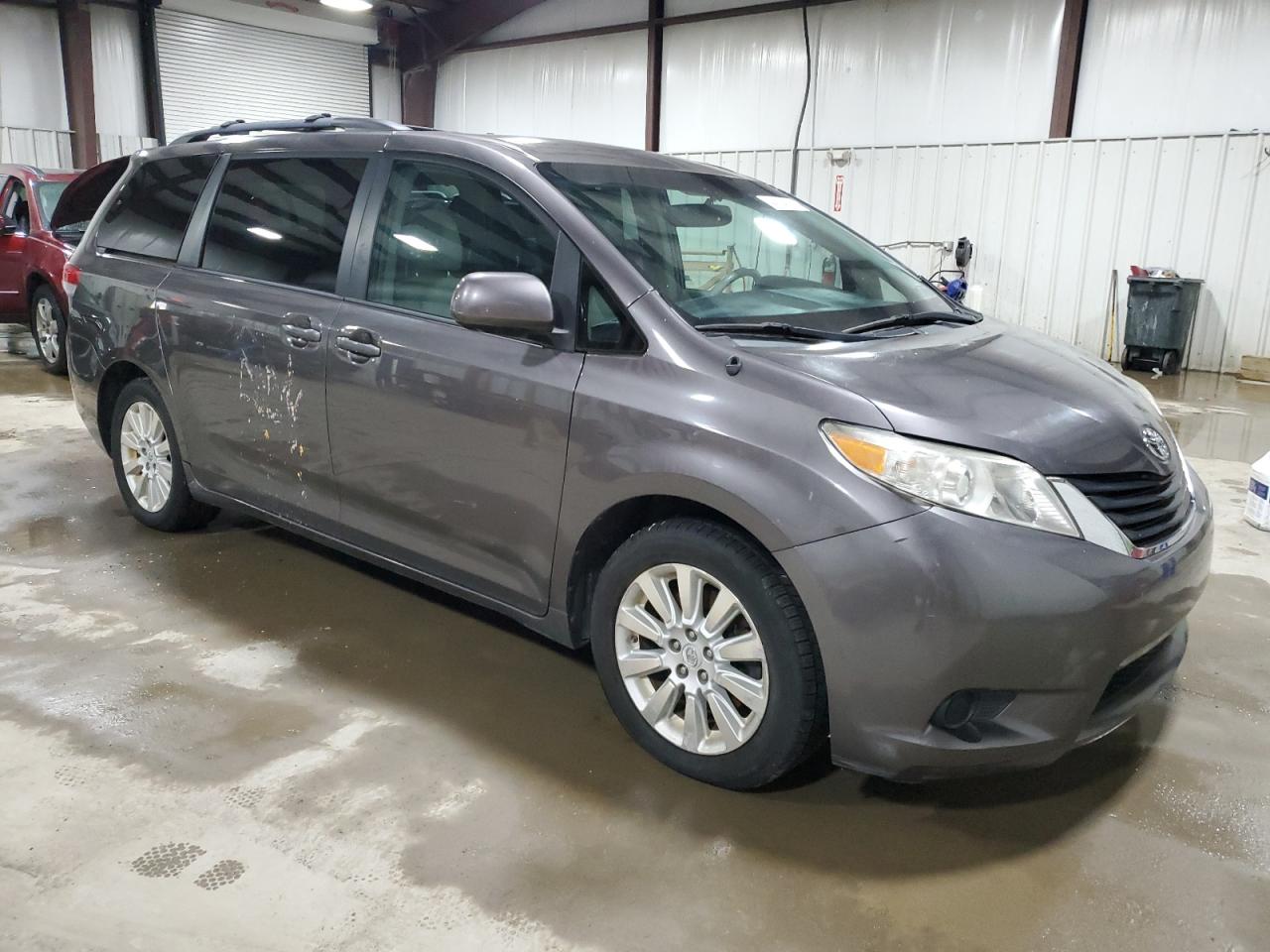 2012 Toyota Sienna - Image 4