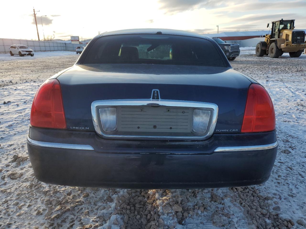 2011 Lincoln Town Car - Image 6