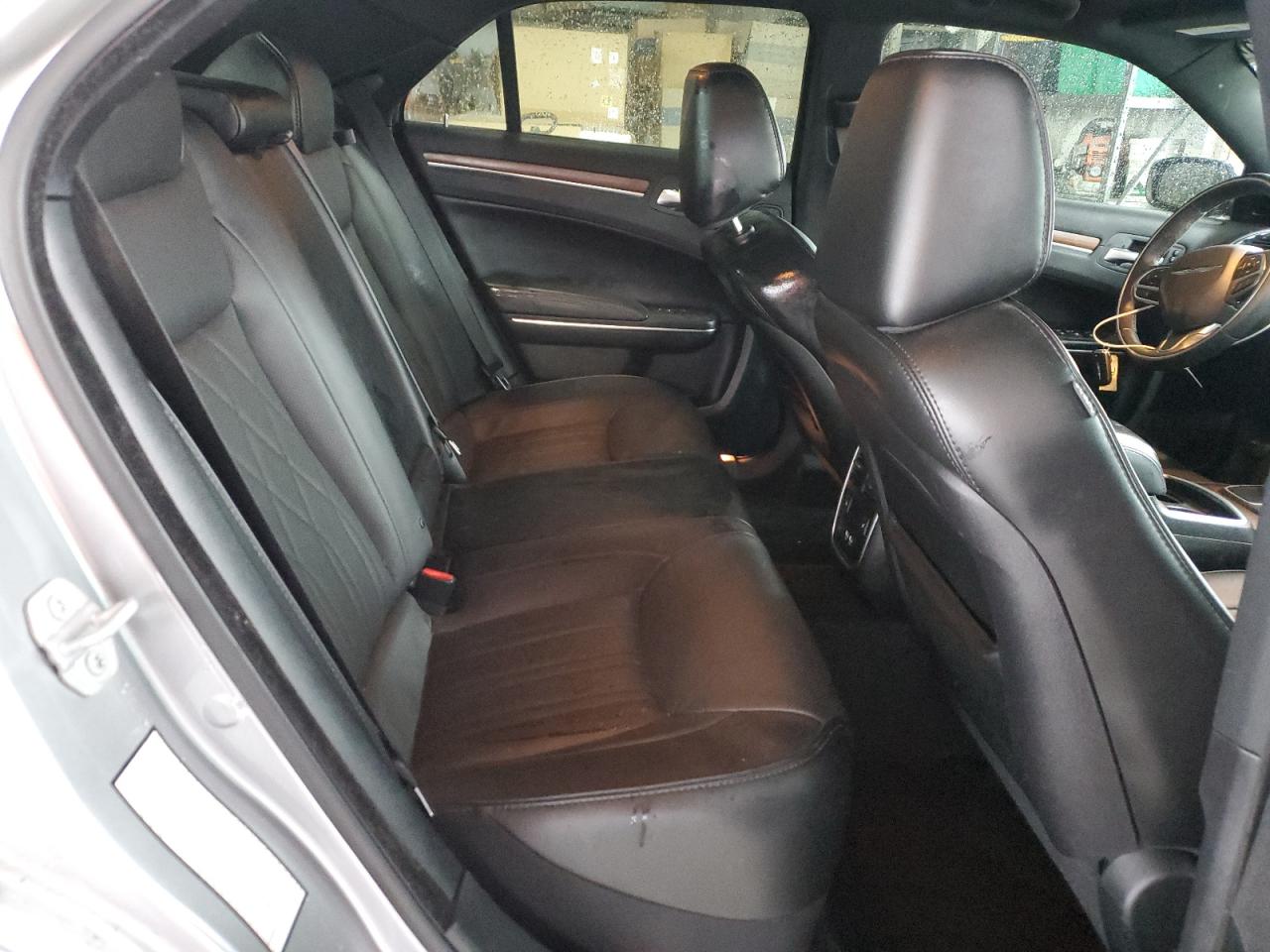2018 Chrysler 300 - Image 10